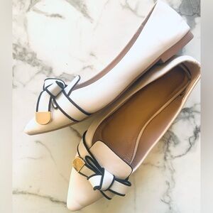 TWISTED BOW Faux Leather Flat-Sz 10.5-CRM/BLK